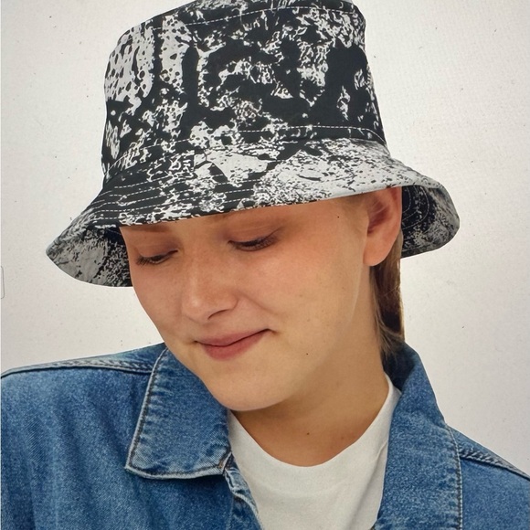 Accessories - SOLD❣️New! Black and White Patterned Bucket Hat